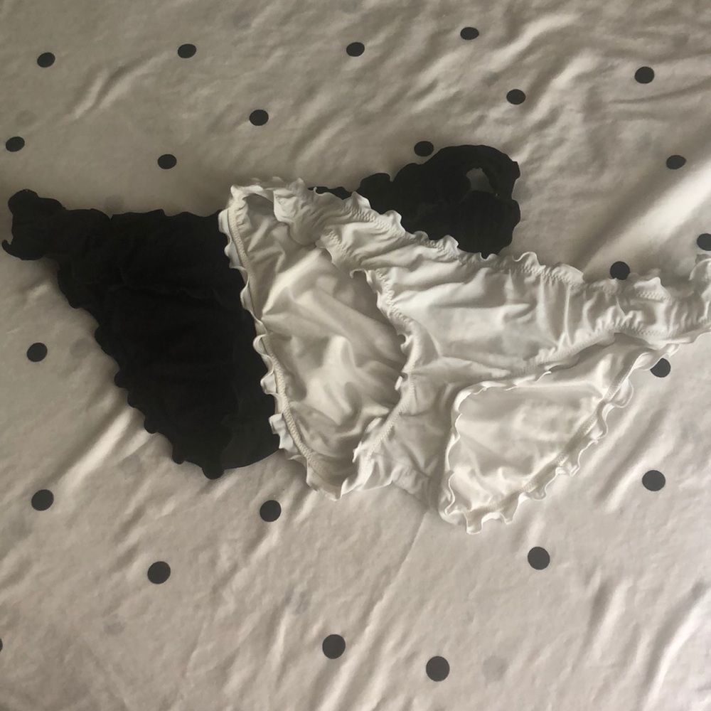Cheeky ruffled bikini bottoms